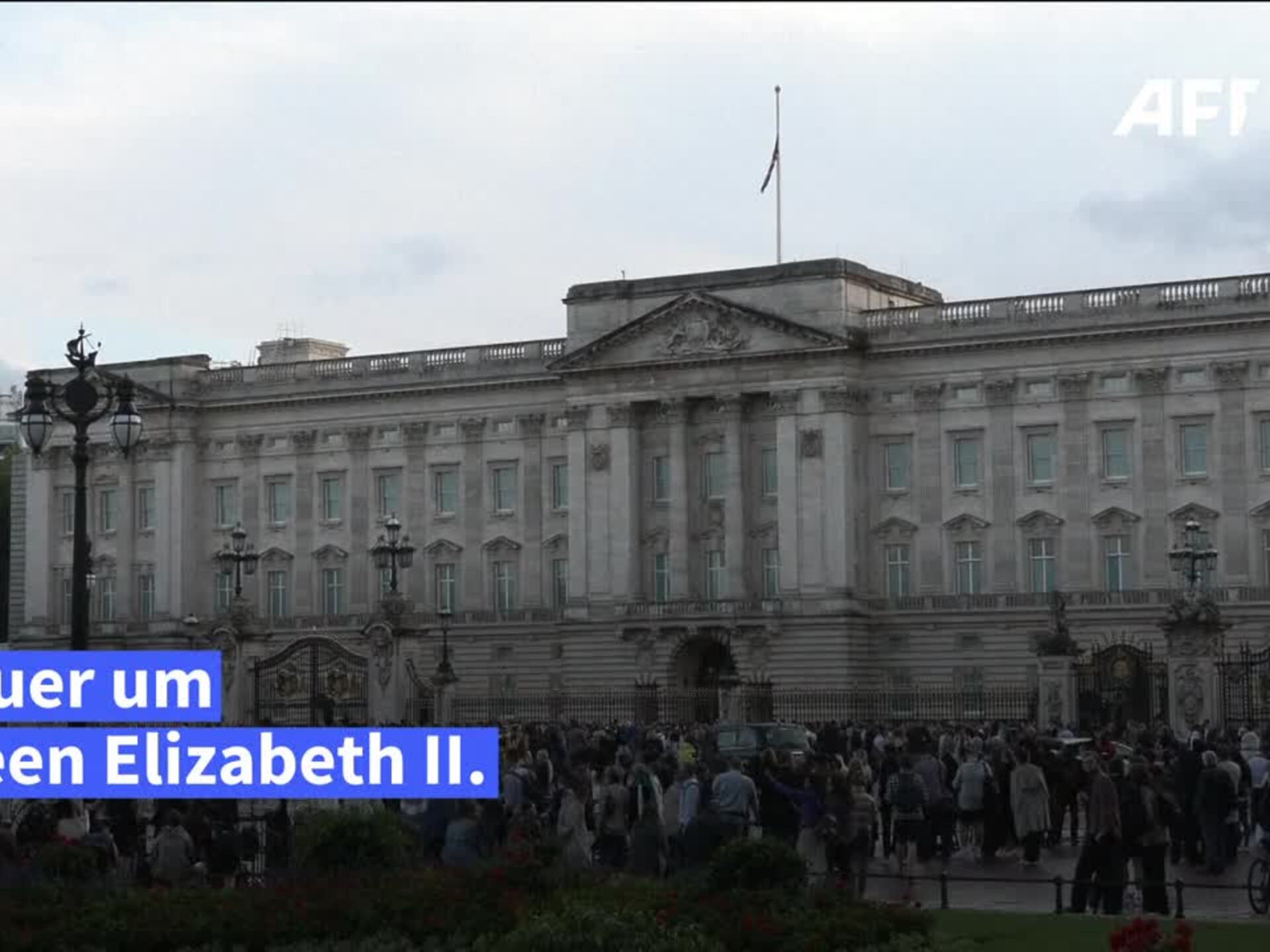 Trauer um die Queen am Buckingham-Palast: Flaggen auf Halbmast